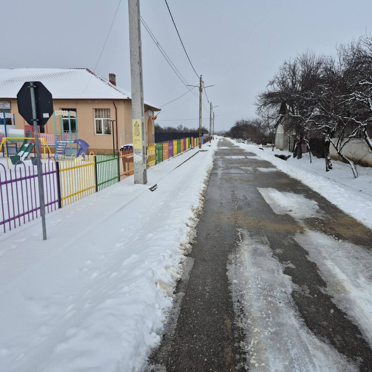 Echipele de deszăpezire din Petrești au intervenit în timpul nopții pentru curățarea drumurilor