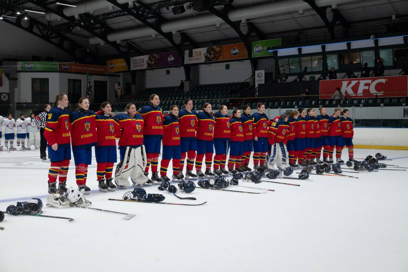 România U18 se felicită după victoria la Campionatul Mondial de hochei
