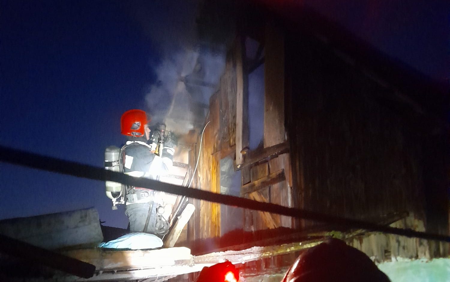 Incendiu devastator în Blaj, acoperișul unei locuințe a fost cuprins de flăcări