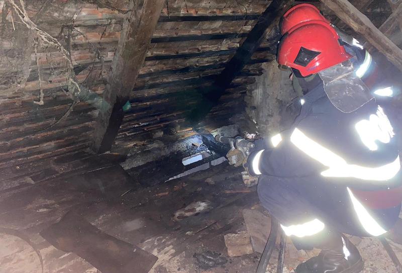 Incendiu izbucnit la două locuințe între Fărău și Alecuș