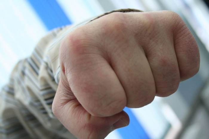 Tânăr reținut după ce și-a agresat colega în liceu din Huși