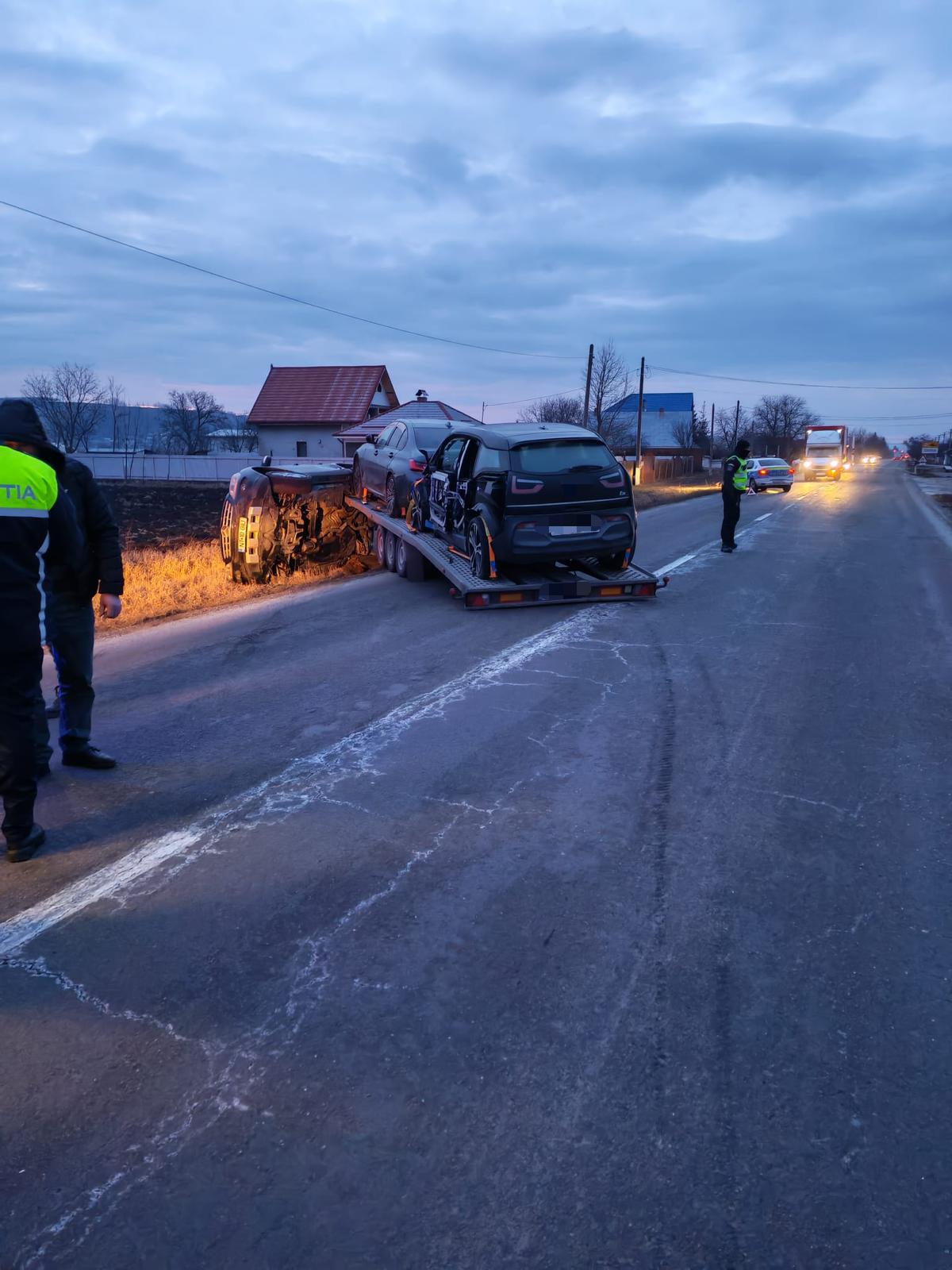 Accident rutier pe DN 15 la Costișa, cu o mașină răsturnată