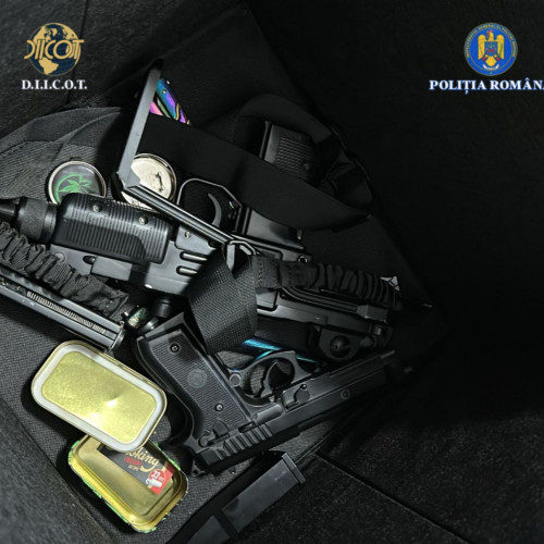 Trei persoane reținute pentru trafic de droguri în Neamț