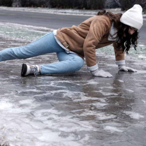 Poliția locală aplică amenzi pentru necurățarea trotuarelor de zăpadă