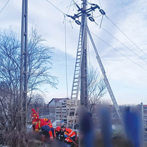 Accident electric la Strejnicu: Două persoane electrocutate