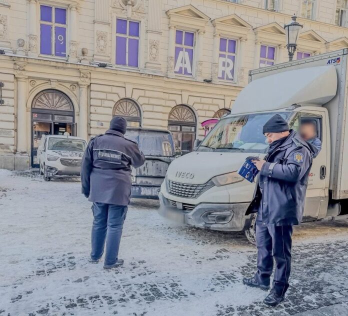 Polițiștii locali din București aplică amenzi pentru trotuare necurățate