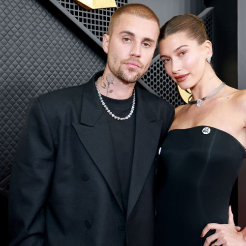 Hailey Bieber are întreagă fața pe spatele lui Justin