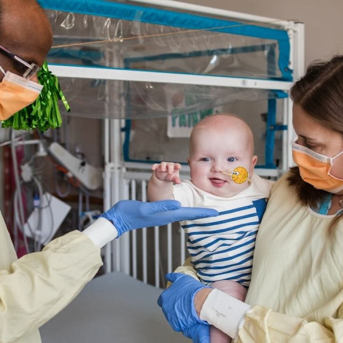 Primul caz de tratament cu terapie genică CRISPR la un sugur cu o boală rară, acum “înfloritor”