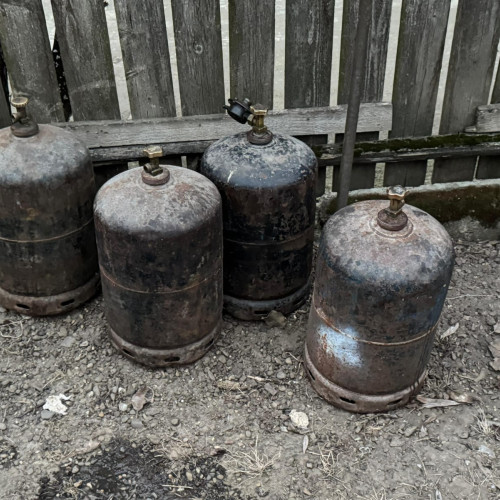 Incendiu în Tămășeni: Pompierii evacuează butelii dintr-o locuință