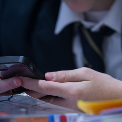 Adolescenții germani se opun interzicerii telefoanelor mobile în școli