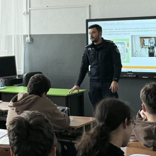 Polițiștii din Alba discută cu elevii despre siguranța și bullying