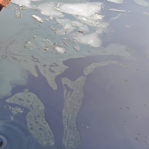 Posibilă poluare cu produse petroliere în Giurgiu după scufundarea unui împingător