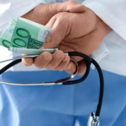 Chirurg din Sibiu reținut pentru luare de mită înainte de o operație