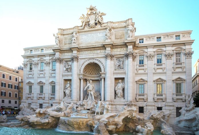 Turiştii care vor să se apropie de Fontana di Trevi din Roma trebuie să achite un bilet de 2 euro