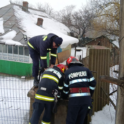 Bărbat prins într-o fântână, salvat de pompieri în Darabani