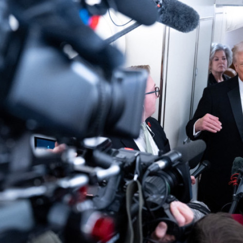 Donald Trump revine la comandă cu intervenții media din Air Force One