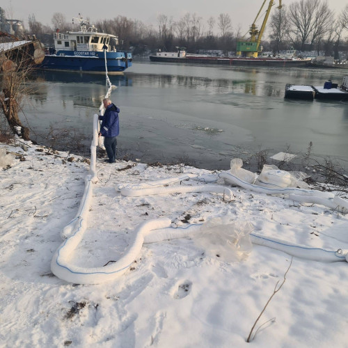 Împingător scufundat parțial pe Canalul Plantelor, măsuri de urgență în Giurgiu