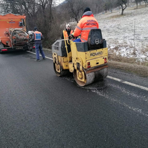 Reparații pe drumurile naționale din Alba, după ninsori și îngheț