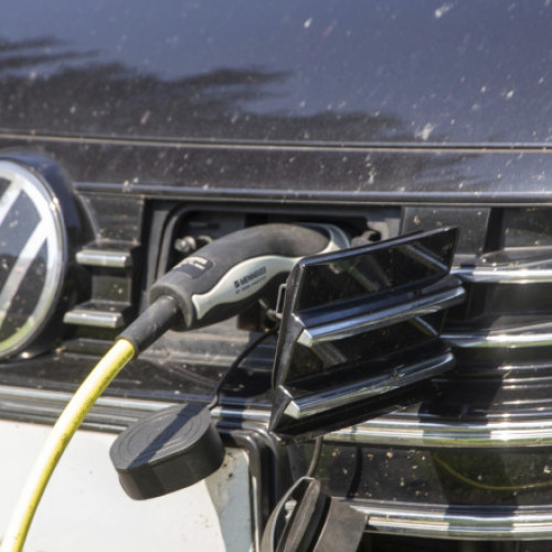 Volkswagen a depășit Tesla în vânzările de mașini electrice în Europa