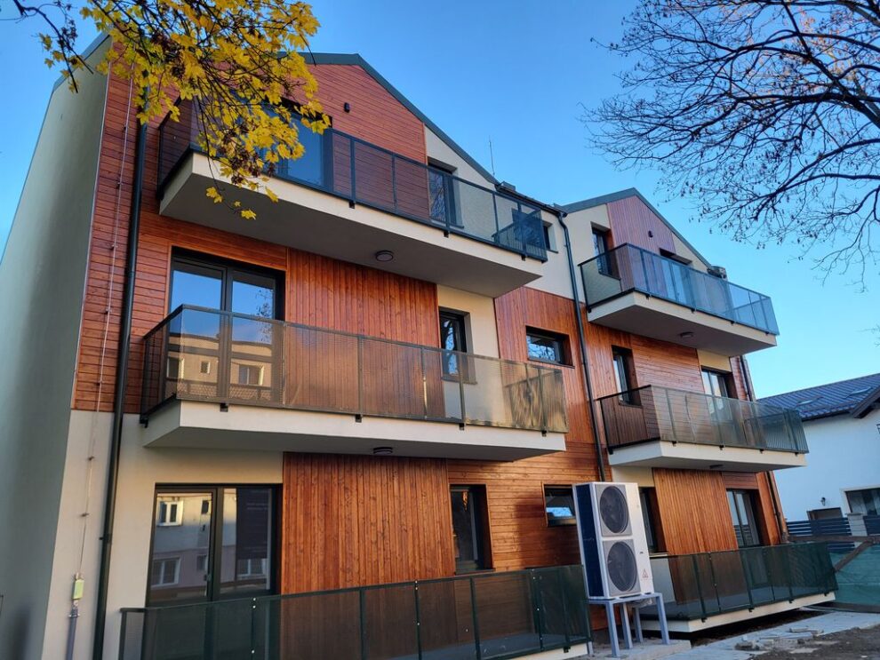 Tinerii din comunități defavorizate pot solicita locuințe nZEB la Bistrița