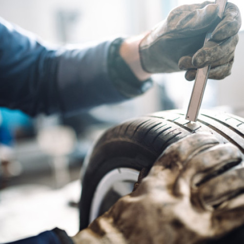 Gropile de pe drumurile din România provoacă daune serioase șoferilor