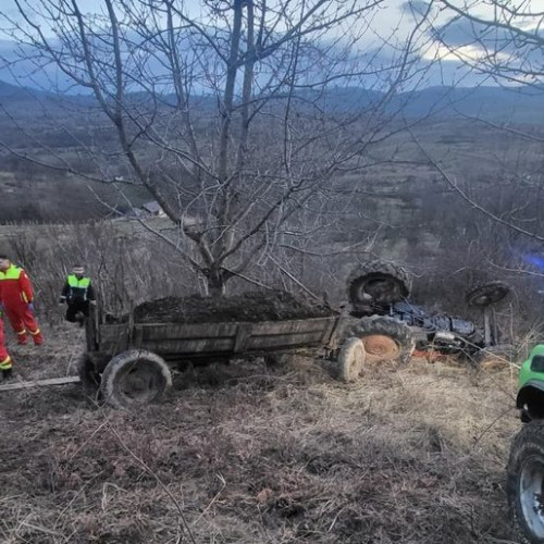 Tragedie în Satu Mare: Un bărbat a murit sub un tractor răsturnat