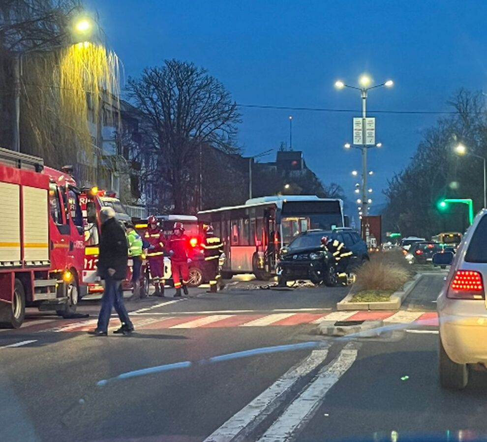 Accident între o Dacia Duster și un autoturism Bolt, un tânăr rănit