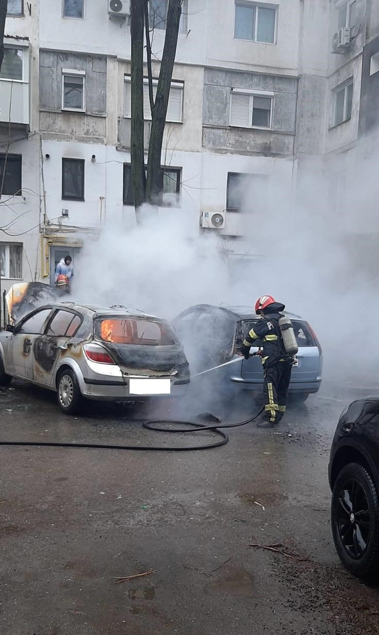 Incendiu în parcarea unui bloc din Micro 40, locatarii au intrat în panică