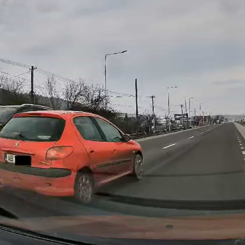 VIDEO ȘTIREA TA: Mașină înmatriculată în Alba, la un pas de accident pe un drum din Cluj, după o depășire periculoasă