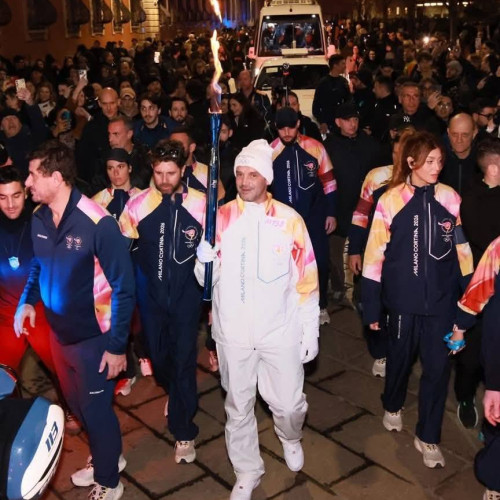 Cristi Chivu, moment emoționant cu torța olimpică pe străzile din Milano