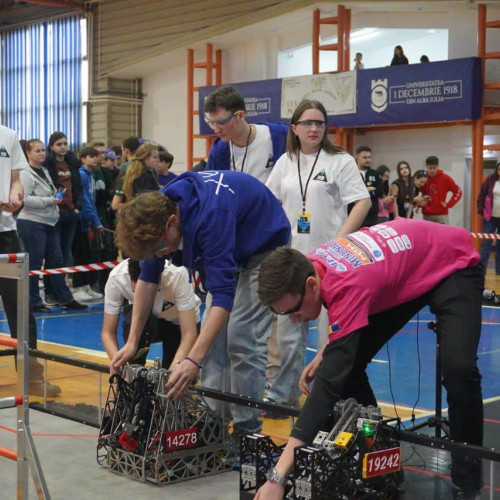 Sâmbătă: Meet XEO, competiție de robotică, la Alba Iulia. 20 de echipe de elevi se pregătesc pentru Regionala FIRST Challenge