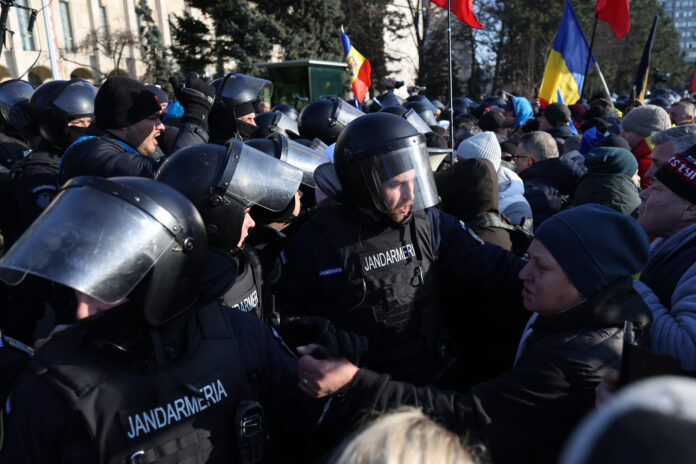 Intervenție a jandarmilor la meciul Rapid București - Petrolul Ploiești