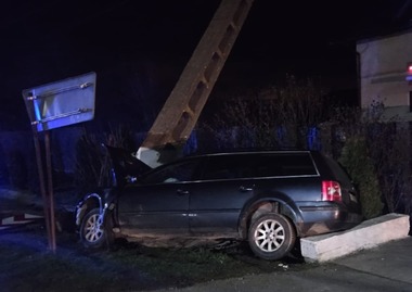 Accident grav în Timiș: un bărbat și o femeie răniți după ce mașina a lovit un stâlp