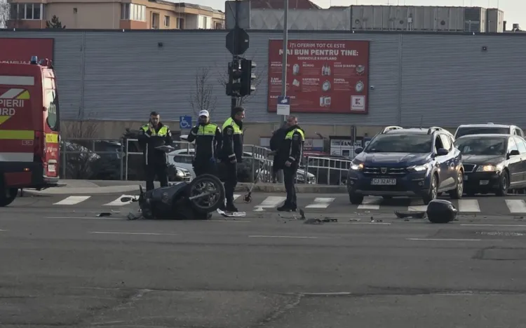 Accident grav între un autoturism și o motocicletă în Cluj-Napoca