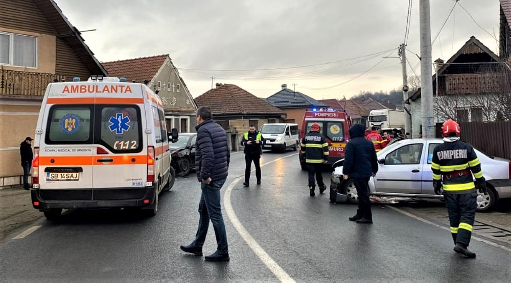 Accident pe DN1, în Scoreiu: Doi răniți după o coliziune între autoturisme