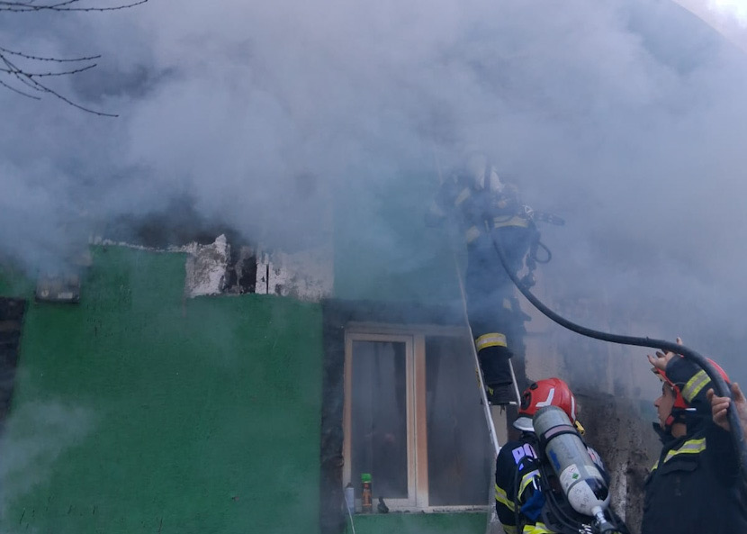 Incendiu devastator la o locuință din Strehaia, un bărbat a decedat