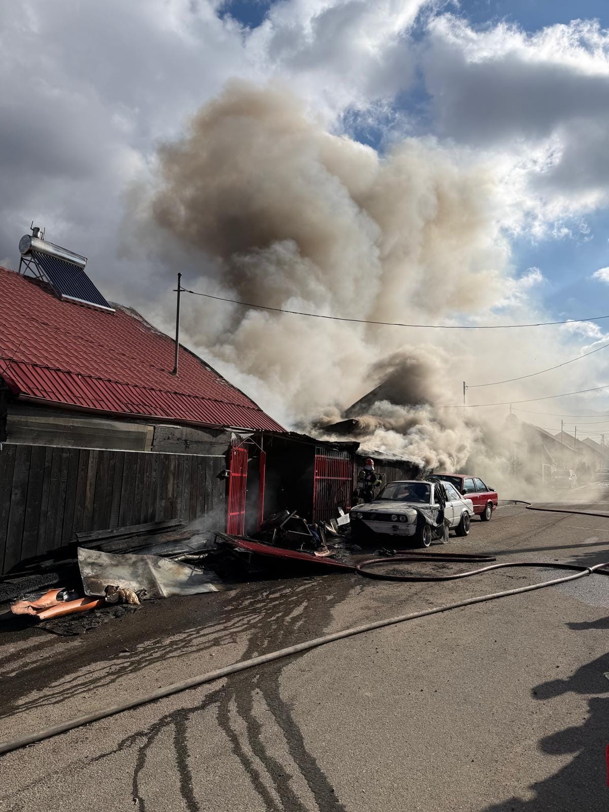 Incendiu puternic în Vulcan, pompierii intervin de urgență