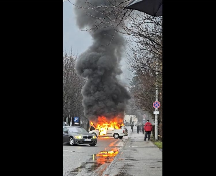 Pompierii băimăreni intervin pentru stingerea unui incendiu la un autoturism