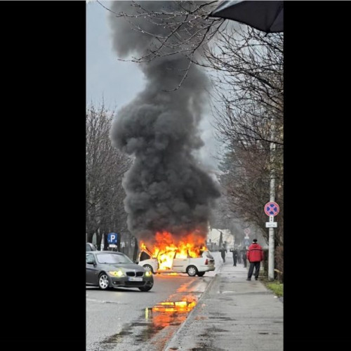 Pompierii băimăreni intervin pentru stingerea unui incendiu la un autoturism