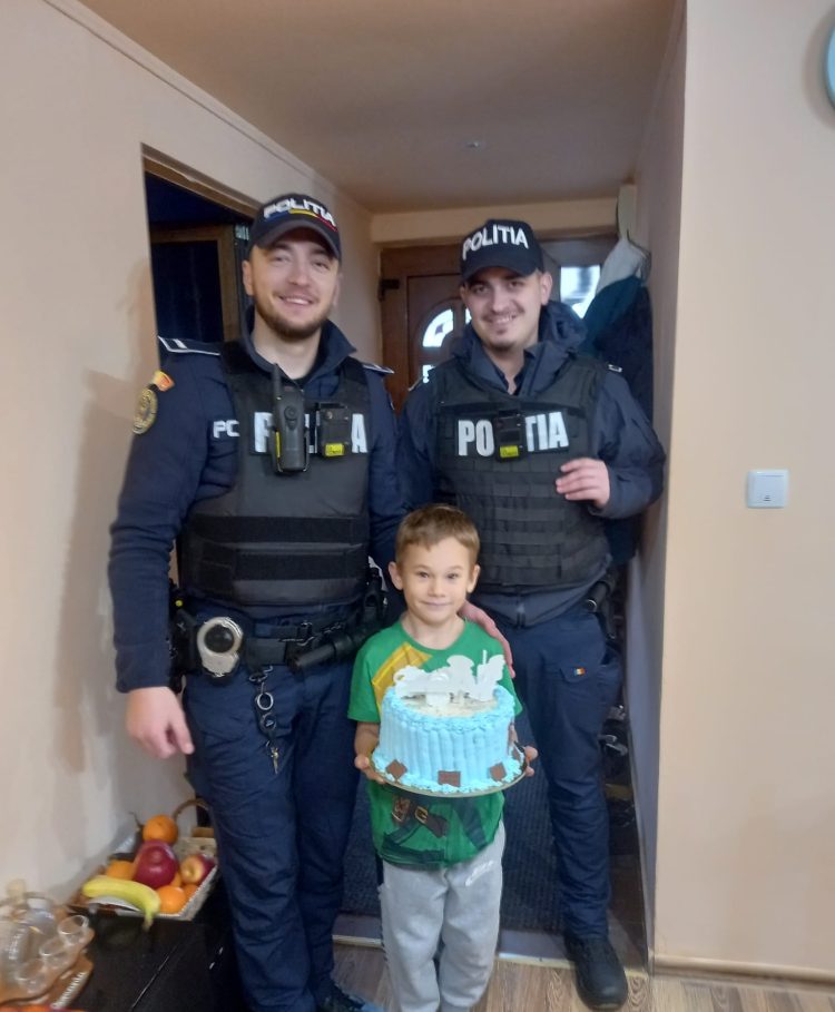 Bogdan a împlinit 8 ani și a primit tort de la polițiști