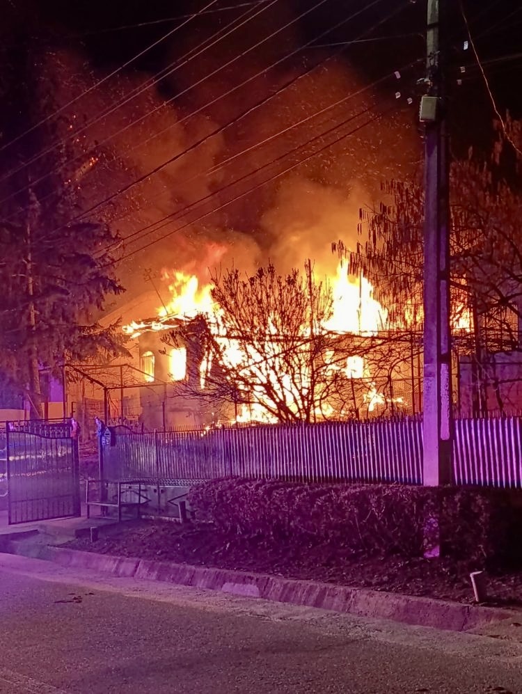 Incendiu în Costești: Pompierii intervin pentru stingerea focului