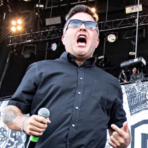 Ken Casey, solistul Dropkick Murphys, acuză NFL de ipocrizie față de performanța lui Bad Bunny