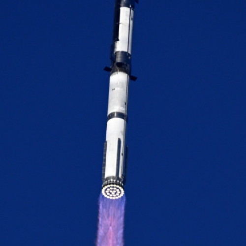 SpaceX prioritizează o misiune pe Lună înainte de zborul spre Marte