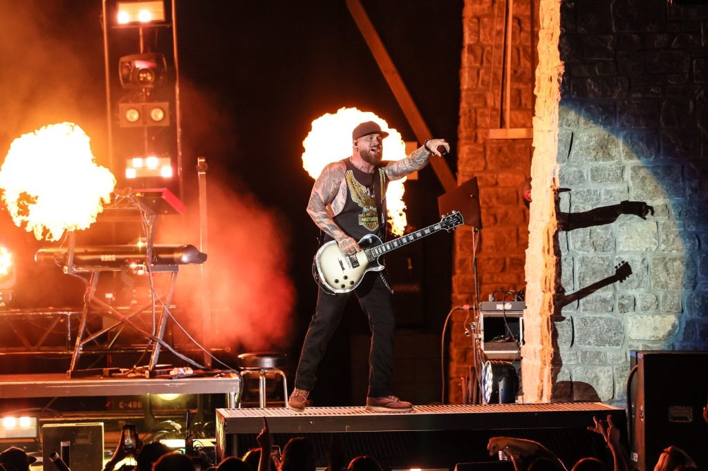 Brantley Gilbert își exprimă opinia despre implicarea în show-ul Turning Point USA