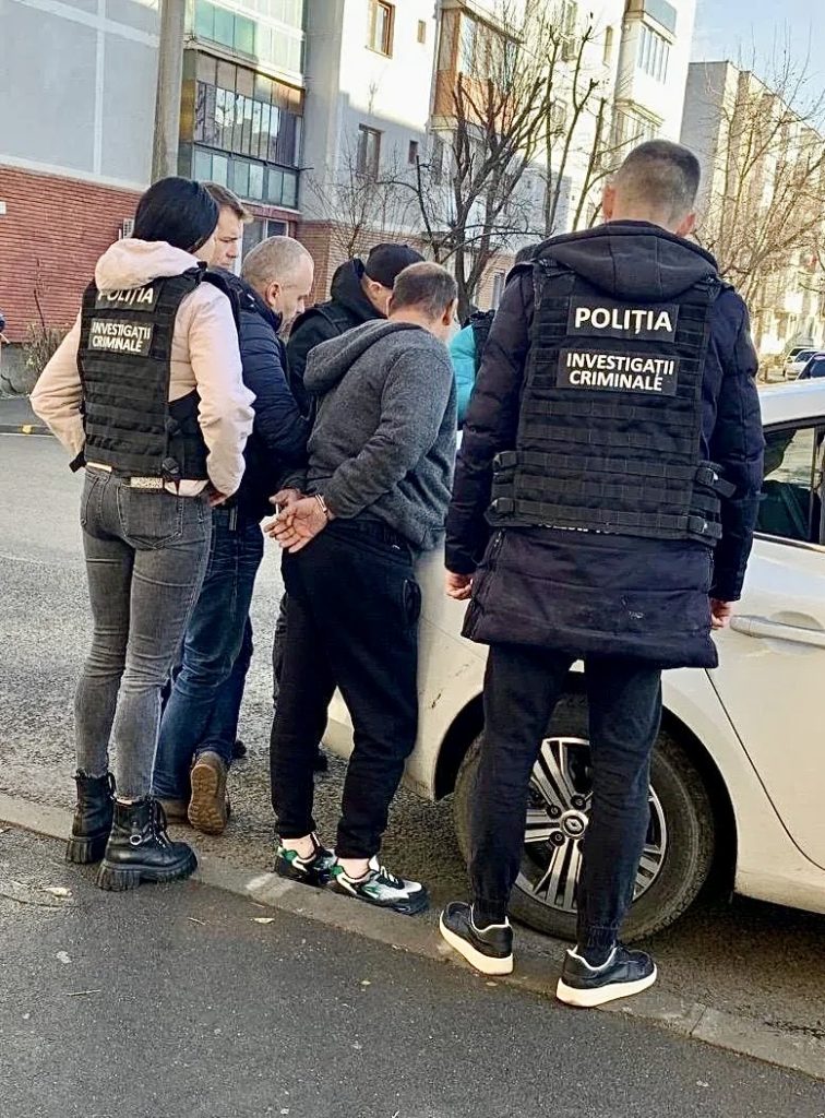 Trei bărbați cercetați pentru fraudă bancară în Pitești