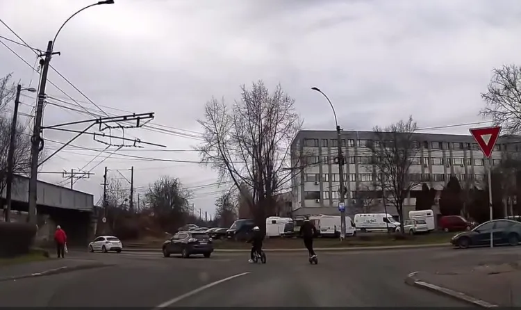 Incident periculos cu trotinete electrice în Piața 1 Mai din Cluj-Napoca