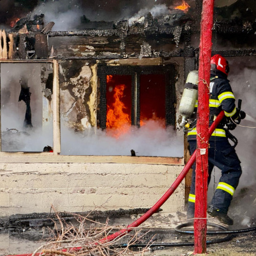 Incendiu devastator într-o casă din Botoșani, proprietarul transportat la spital