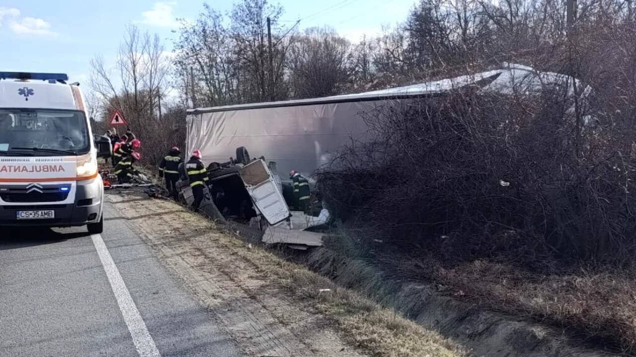 Trei persoane, printre care doi copii, au murit într-un accident pe DN 6
