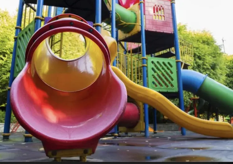 Persoane fără adăpost au improvizat un adăpost în parc la Cluj