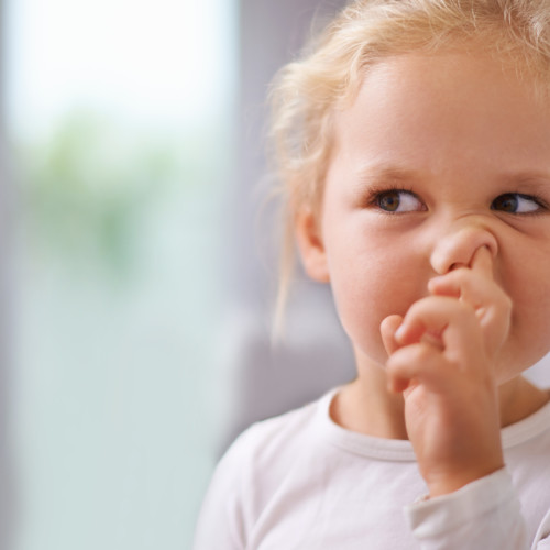 De ce mănâncă copiii murdăria din nas?